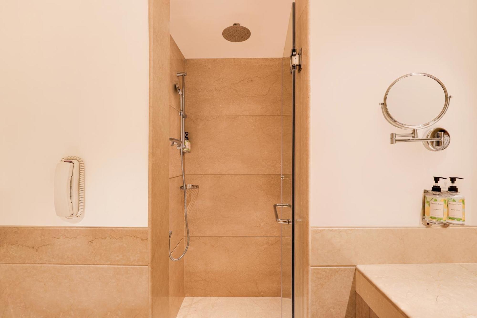 Hotel Lemon Tree Premier, Delhi Airport Nueva Delhi Exterior foto A shower cubicle