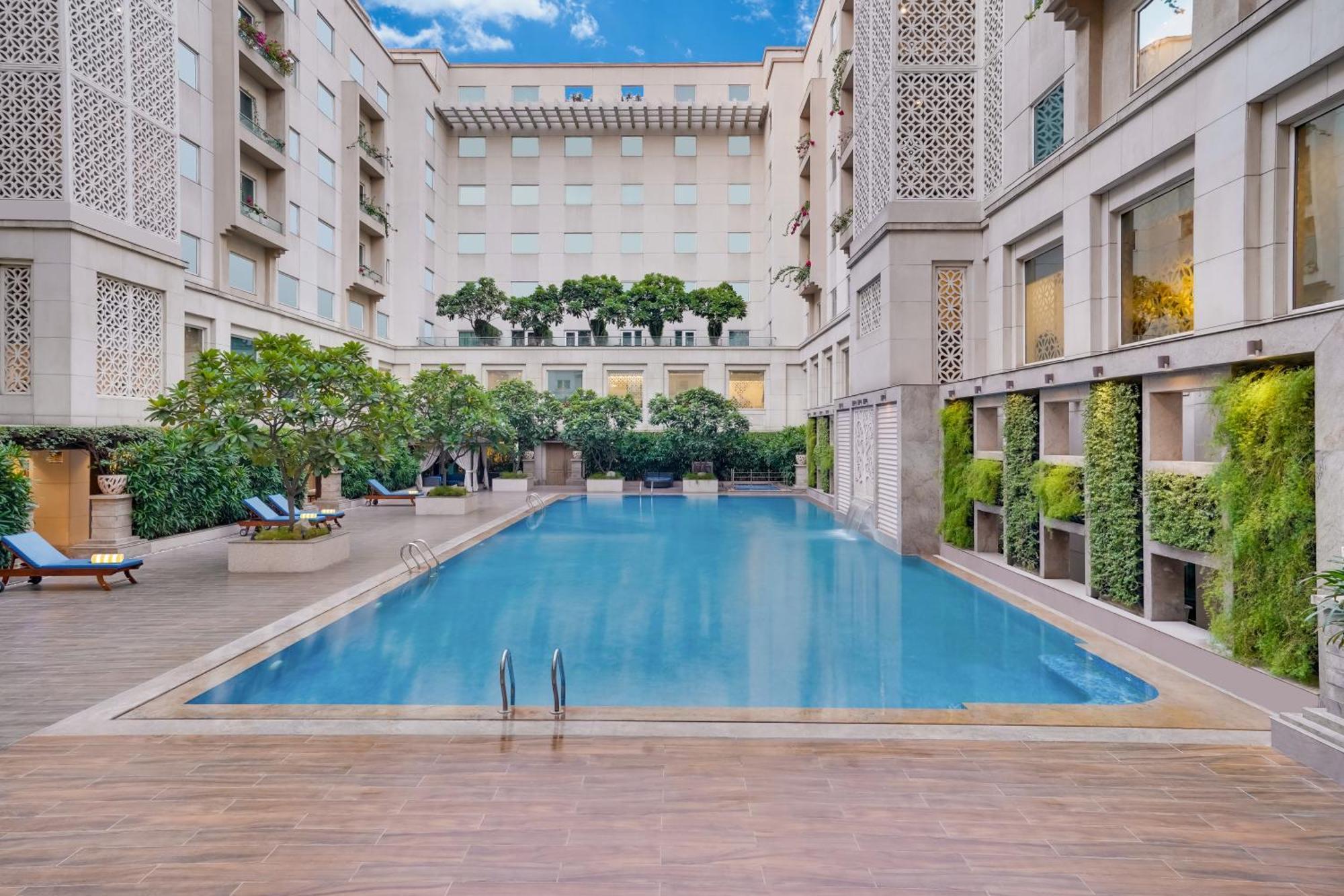 Hotel Lemon Tree Premier, Delhi Airport Nueva Delhi Exterior foto The pool at the Taj Bengal