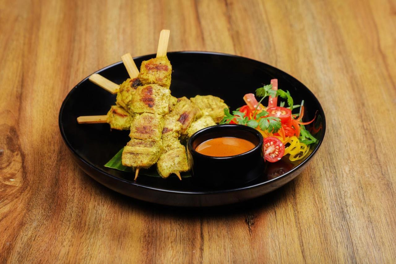 Hotel Lemon Tree Premier, Delhi Airport Nueva Delhi Exterior foto Chicken Satay