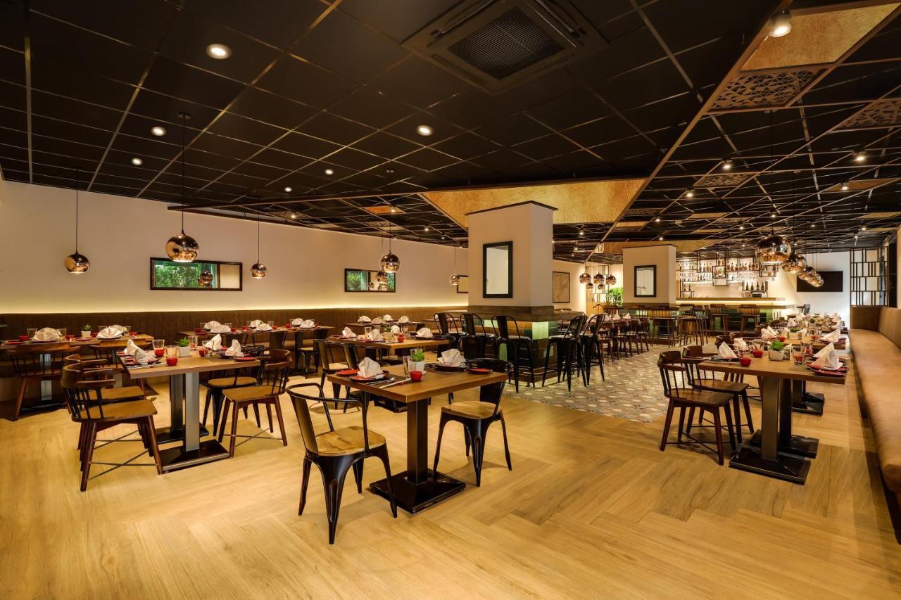 Hotel Lemon Tree Premier, Delhi Airport Nueva Delhi Exterior foto Interior of a restaurant